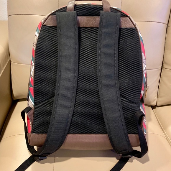 Host pick 🥰Auth Gucci GG Supreme Chevron backpack - Picture 4 of 8